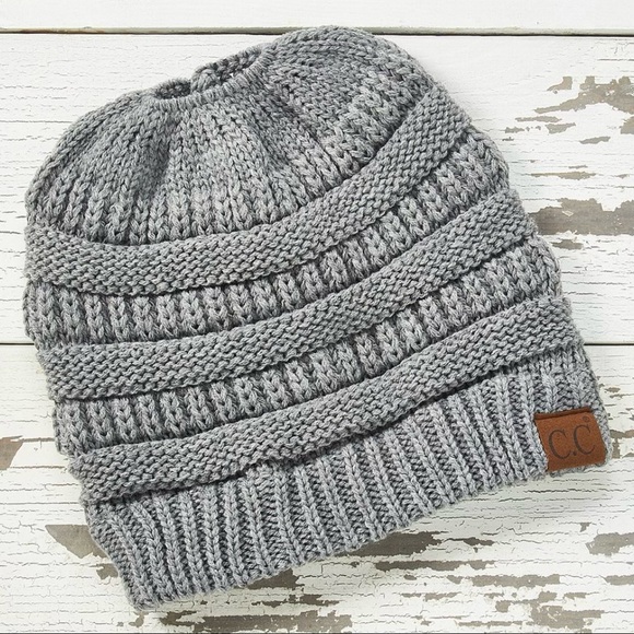 🆕 NWOT Grey “Mel” Ponytail Messy Bun Knit Beanie - Picture 2 of 2